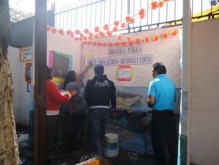 Montando las ofrendas de la 17 diferentes bibliotecas en Xochimilco