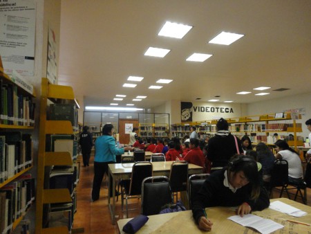 Contentos recorren las instalaciones de la Biblioteca