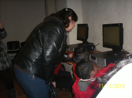 Los chicos muy contentos con el equipo de computo