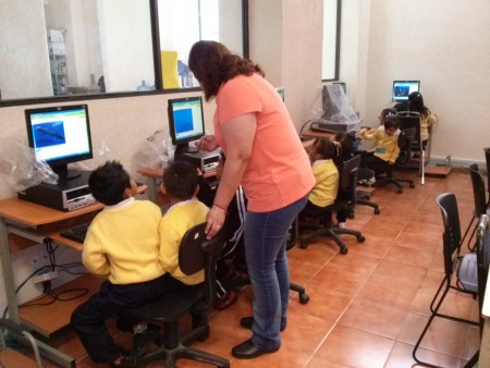 Los niños encantados con el equipo de computo.
